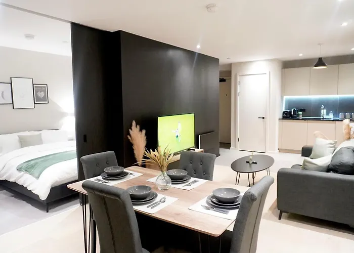 Central Luxury 2 Bed With Balcony