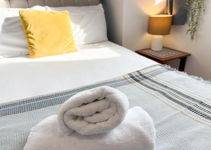 Spacious 2Br 2Ba Apartment City Centre Sleeps 5